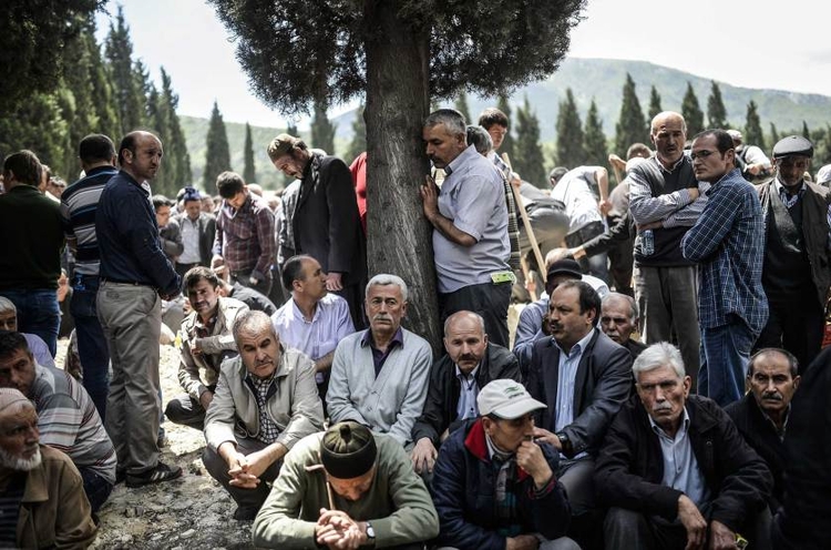 fot. Bulent Kilic / AFP / Getty Images / 15 maja 2014
Obywatele Somy opłakują górników, którzy zmarli wskutek eksplozji w kopalni